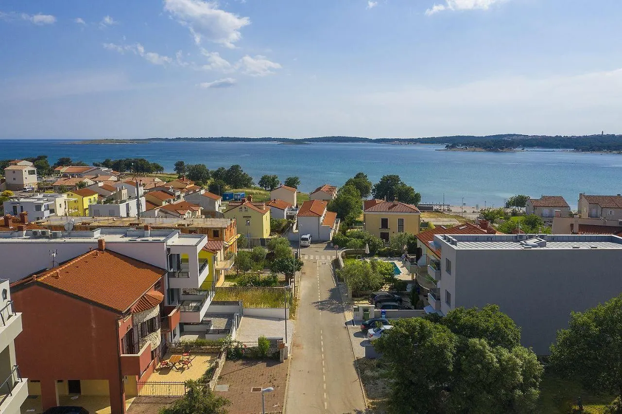Apartment Nur 50 Meter Von Den Schoenen Straenden Medulins Croatia